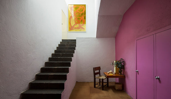 Pink wall and a staircase that looks floating mid-air at Casa Luis Barragan